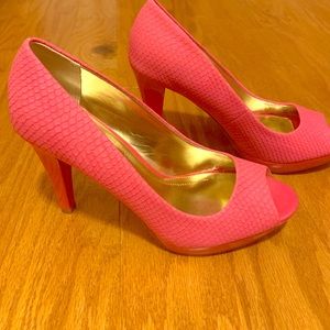 Pink pumps, size 7, in excellent condition